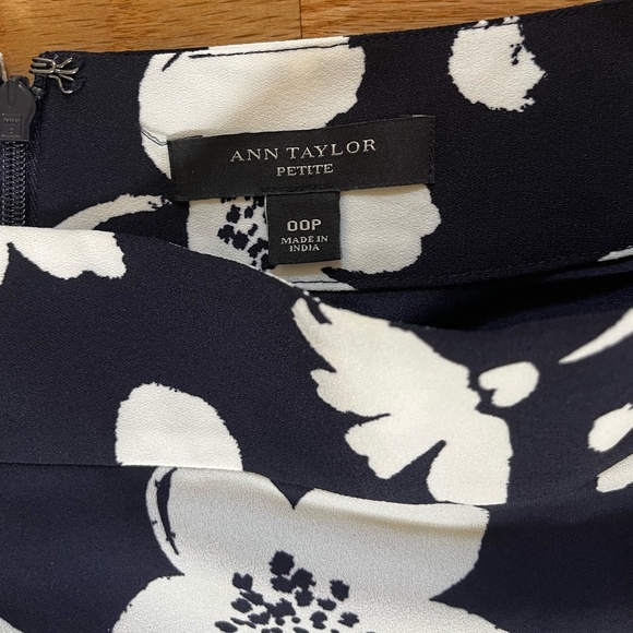 Ann Taylor Women's Navy Floral A Line Mini Skirt with Pockets! Size 00 Petite - Picture 4 of 5
